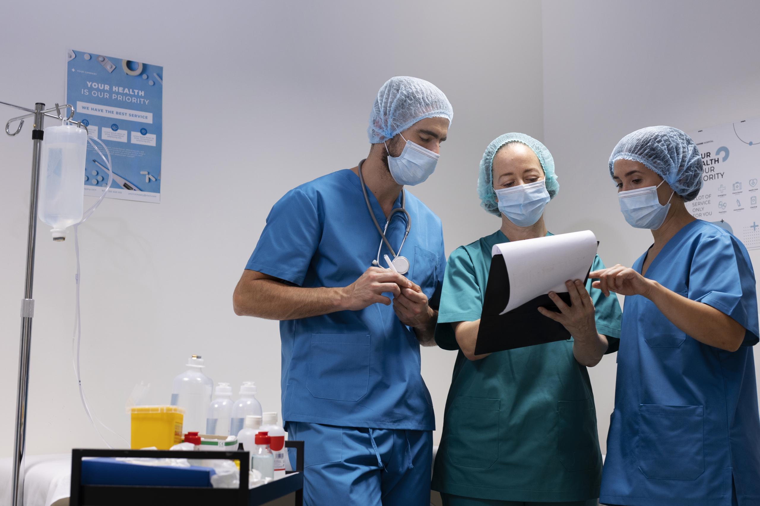 medium-shot-nurses-wearing-masks